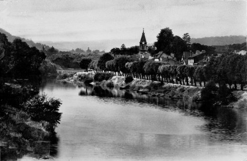 L'Eglise et la rue Gambetta dans les années 1950, avant la canalisation de la Moselle (photograhie noir et blanc : éditeur Reoder)